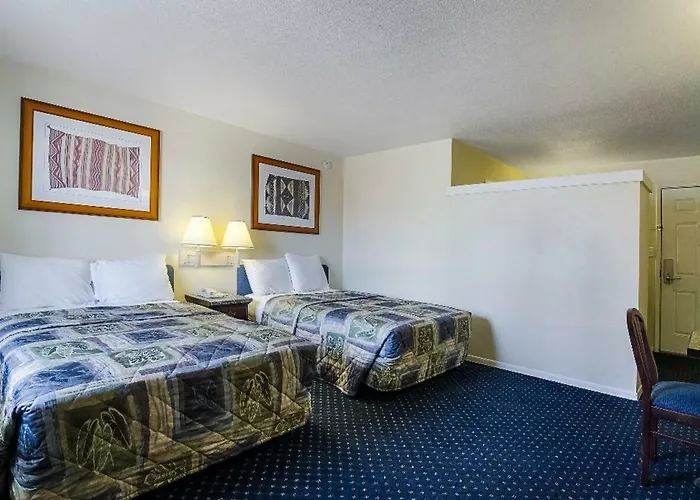 Central Phoenix Hotel 2*