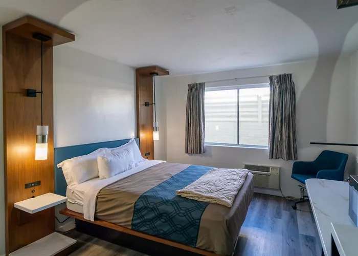 Central Phoenix Hotel 2*