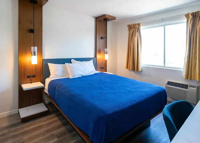 Central Phoenix Hotel 2*