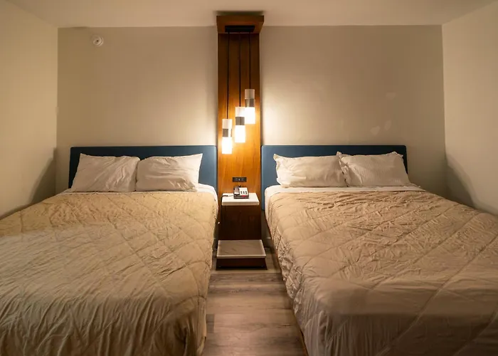 Central Phoenix Hotel 2* Phoenix